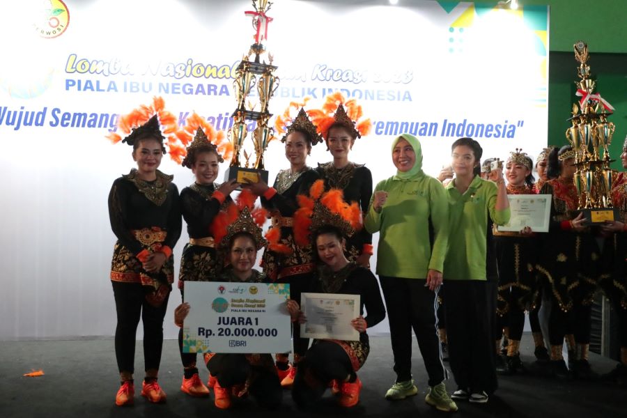 TERBAIK NASIONAL: Tim Senam Kreasi Karangasem foto bersama dengan Tri Tito Karnavian saat meraih piala juara 1 nasional.
