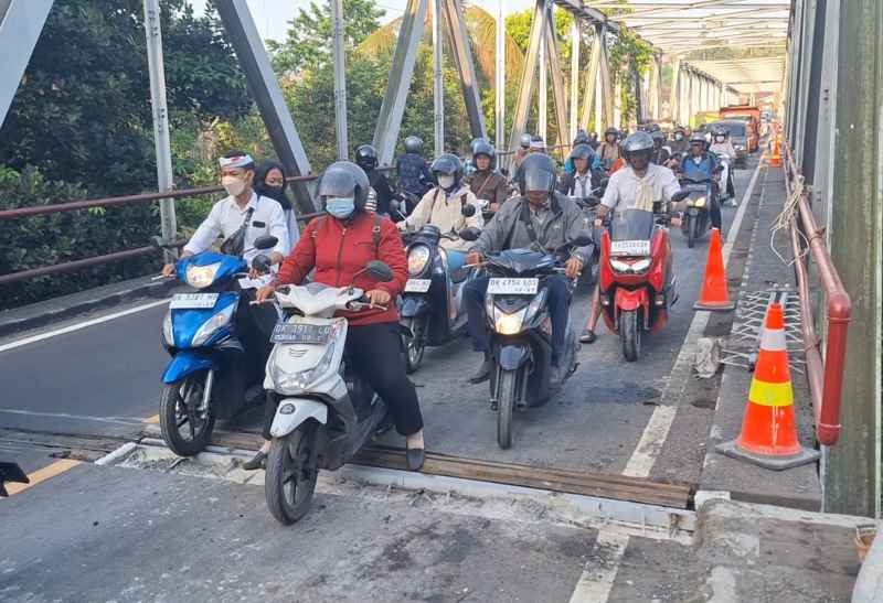 MEMACETKAN JALAN : Kondisi jembatan Tukad Unda yang macet saat aktivitas pemeliharaan dilakukan. (DEWA AYU PITRI ARISANTI/RADAR BALI)