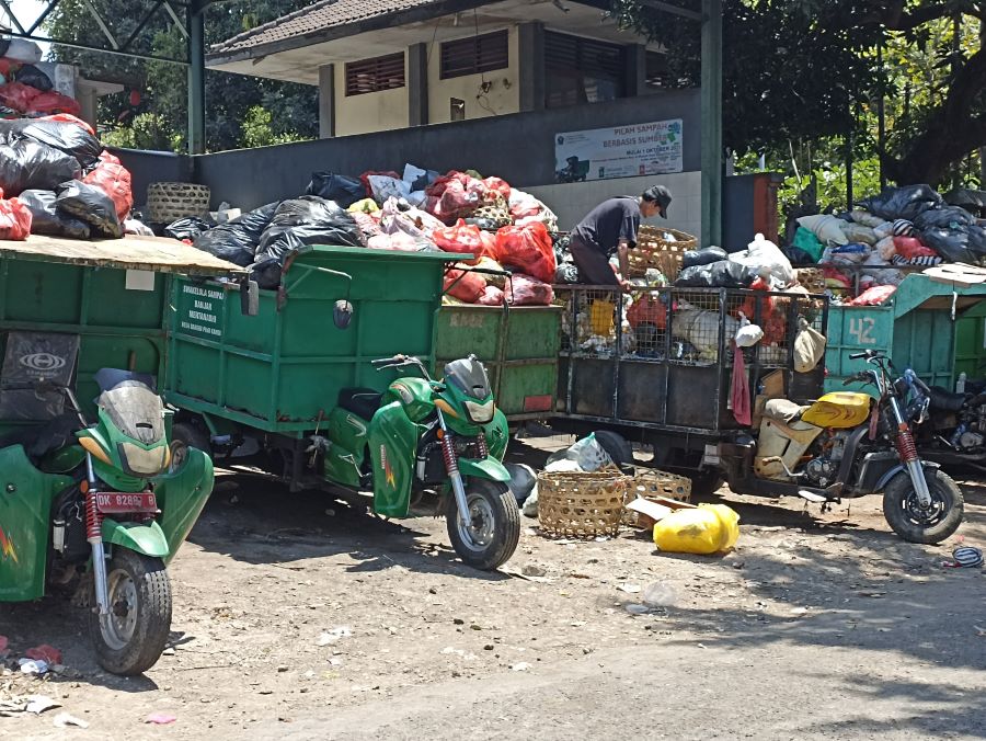 TANDA BAHAYA: Sampah meluber di TPS Kreneng, pasca kebakaran TPA Suwung, sampah menumpuk dimana-mana.
