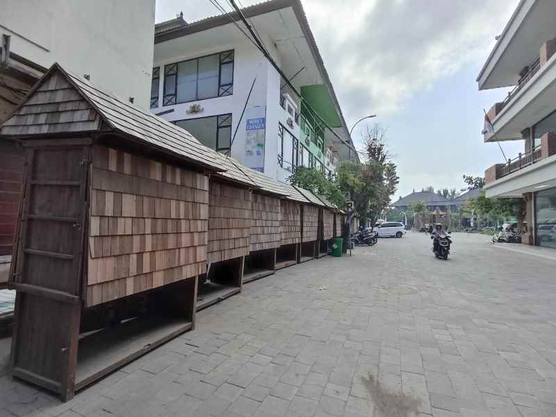 BELUM BUKA: Deret lapak di area Pantai Kuta. (Adrian Suwanto/Radar Bali)