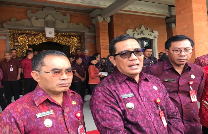 Ketua DPC PDIP Tabanan I Komang Gede Sanjaya (tengah) mengaku akan all out memenangkan Mahfud MD sebagai Cawapres pendamping Ganjar Pranowo pada Pilpres 2024 mendatang.