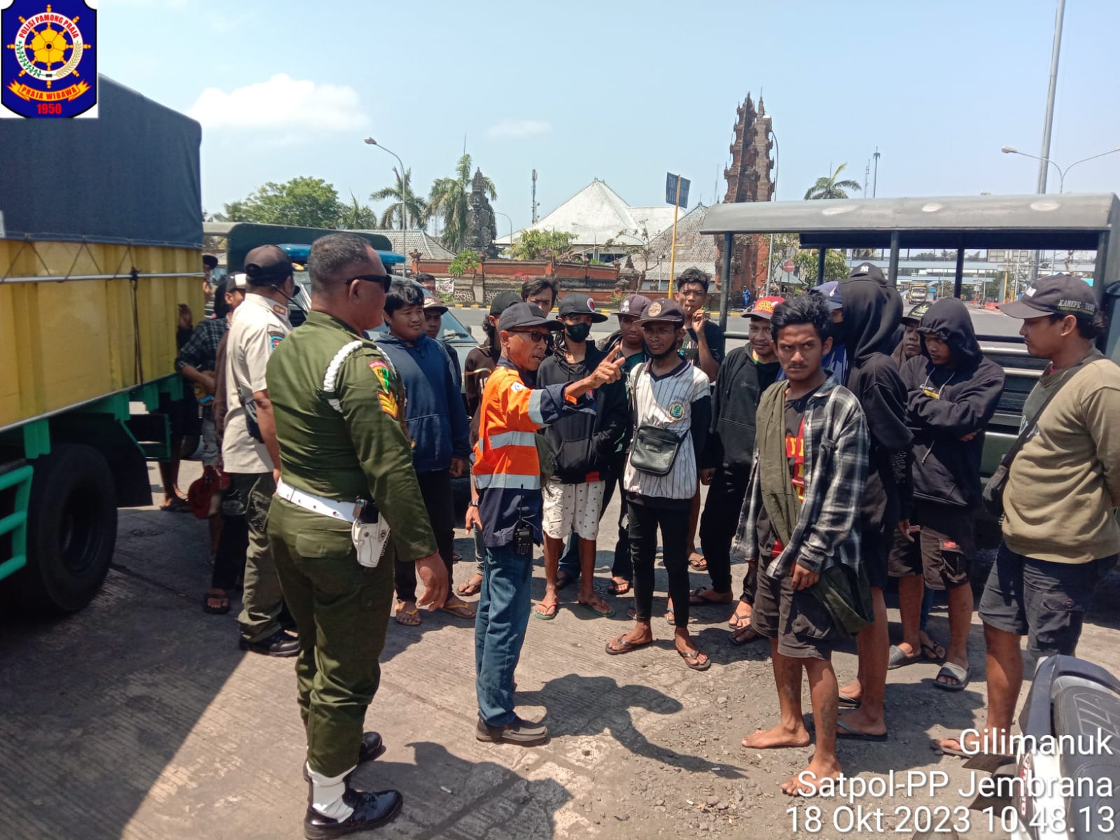 PUTAR BALIK!: Sejumlah bonek (sebutan suporter) Persebaya yang datang via pelabuhan Gilimanuk diminta putar balik lantaran meresahkan.