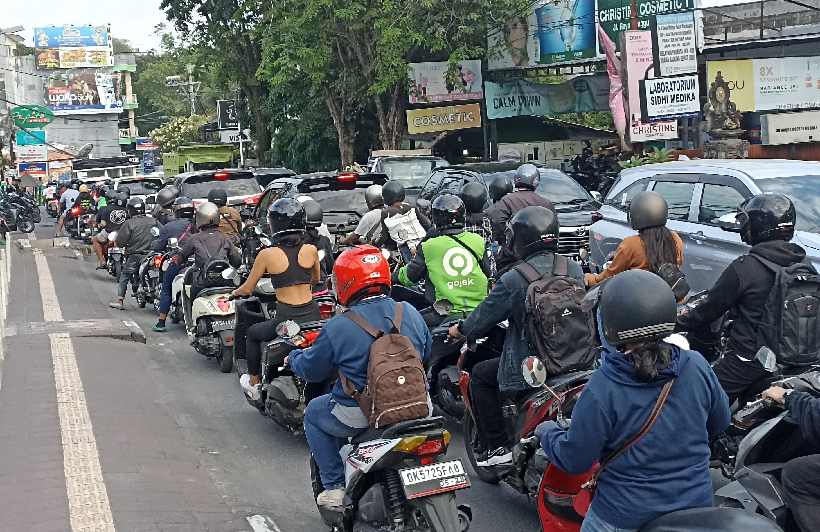 MACET : Suasana jalan raya di Canggu yang macet berat di sore hari. (adrian suwanto/radar bali)