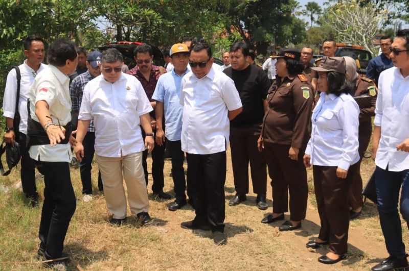 CEK LANGSUNG LOKASI :Pengecekan lahan yang rencananya akan digunakan untuk rumah sakit Adhiyaksa di Kecamatan Pekutatan. (foto: humas pemkab jembrana)