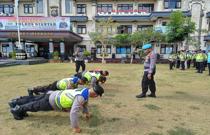 Empat polisi di Polres Gianyar dihukum push up 25 kali karena adanya pelanggaran atau tidak disiplin.