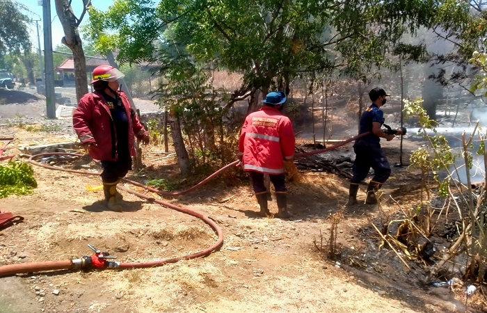 Petugas damkartan saat melakukan pemadaman api di Banjar Adat Juntal Kelod, Desa Kubu, Kecamatan Kubu, Kamis (19/10).