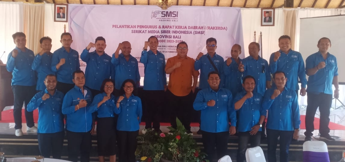 SAH: Ketua SMSI Bali Emanuel Dewata Oja (Edo) (6 dari kiri atas) dan jajaran bersama Ketua SMSI Pusat Firdaus (baju oranye) di Inna Bali Heritage Hotel, Denpasar, Kamis (19/10/2023). (SMSI Bali)