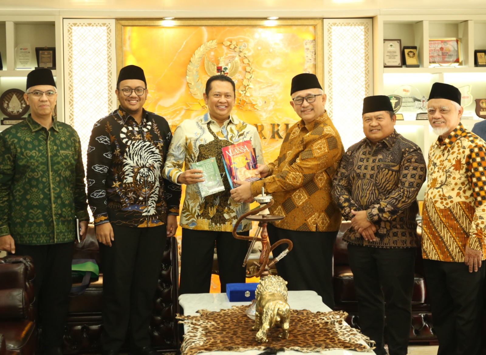 Ketua MPR RI Bambang Soesatyo (tiga dari kiri) menerima kunjungan Ketua Umum DPP LDII KH Chriswanto Santoso (tiga dari kanan) beserta jajarannya, Selasa (17/10/2023).