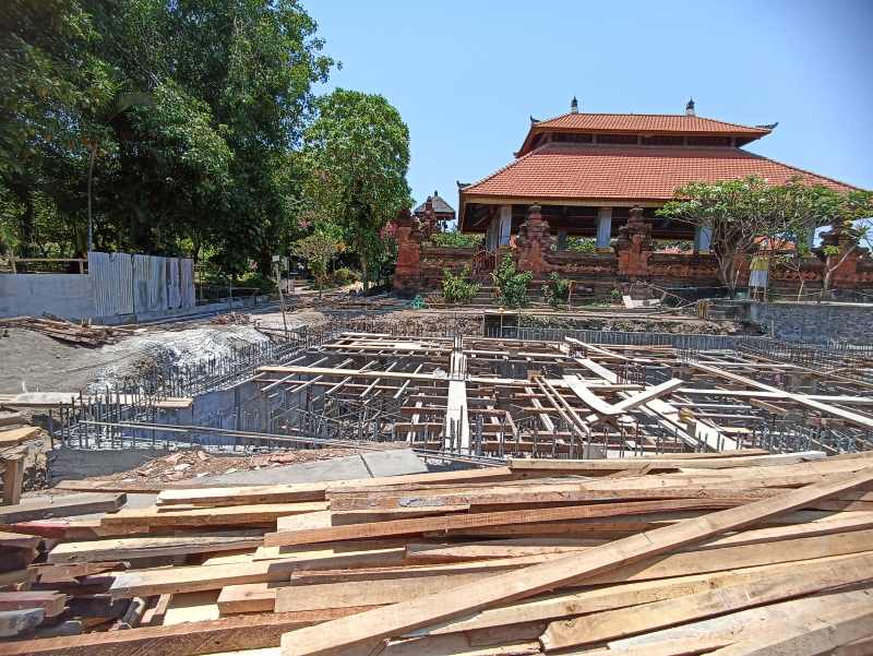 TAMBAH FASILITAS : Penataan tampat kuliner di Kawasan Taman Kota Lumintang. (Foto: Adrian Suwanto/Radar Bali)