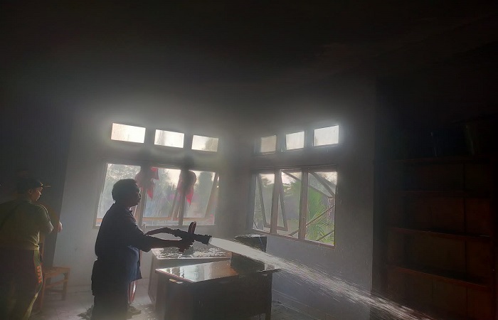 Kondisi Kantor Camat Baturiti, Tabanan yang terbakar. Petugas damkar berusaha memadamkan api.