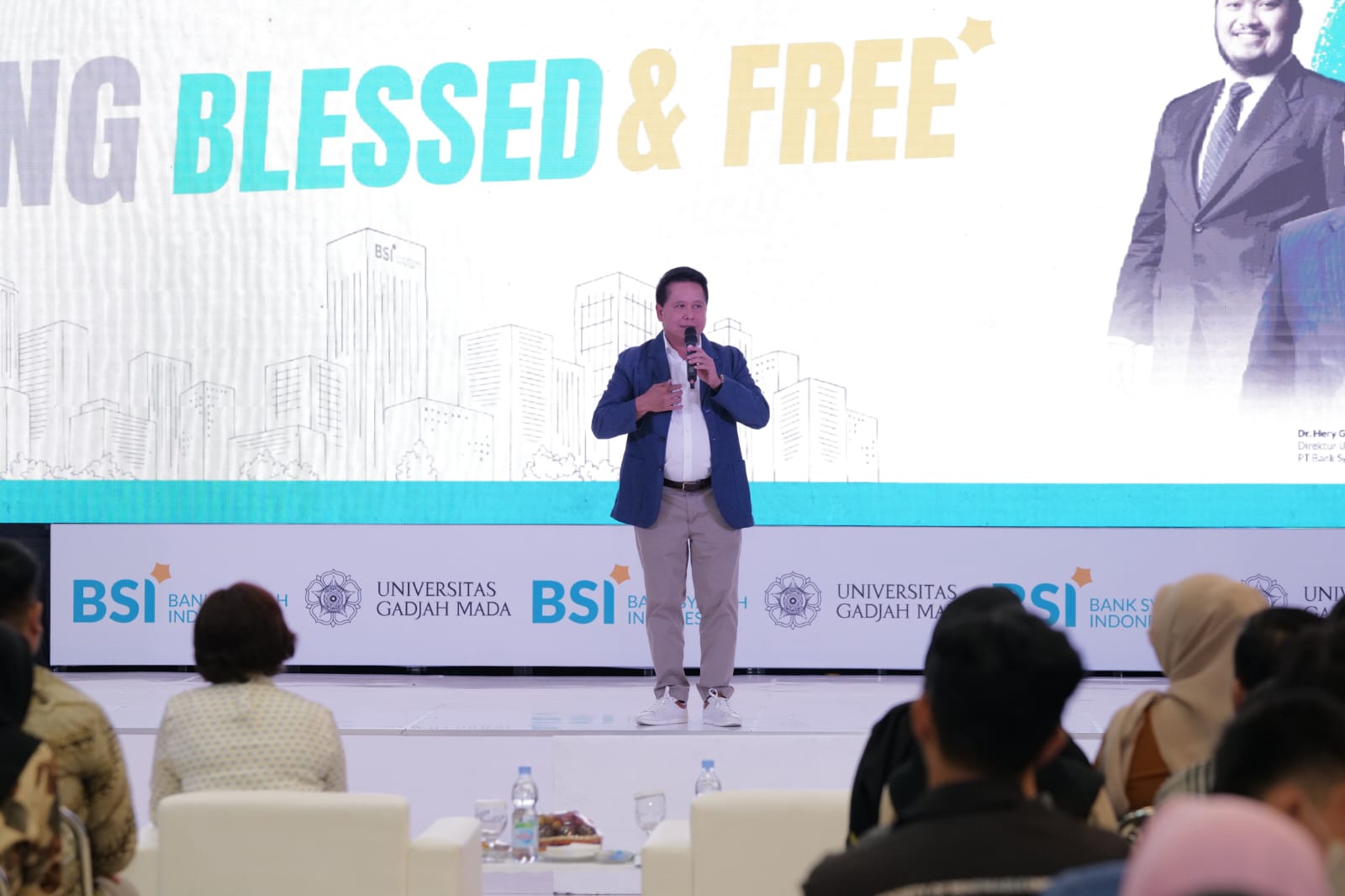 EDUKASI: Dirut BSI Hery Gunardi pada sesi INSPITALK di depan ratusan mahasiswa UGM di Grha Sabha Universitas Gadjah Mada Yogyakarta, Kamis (19/10/2023). (BSI)
