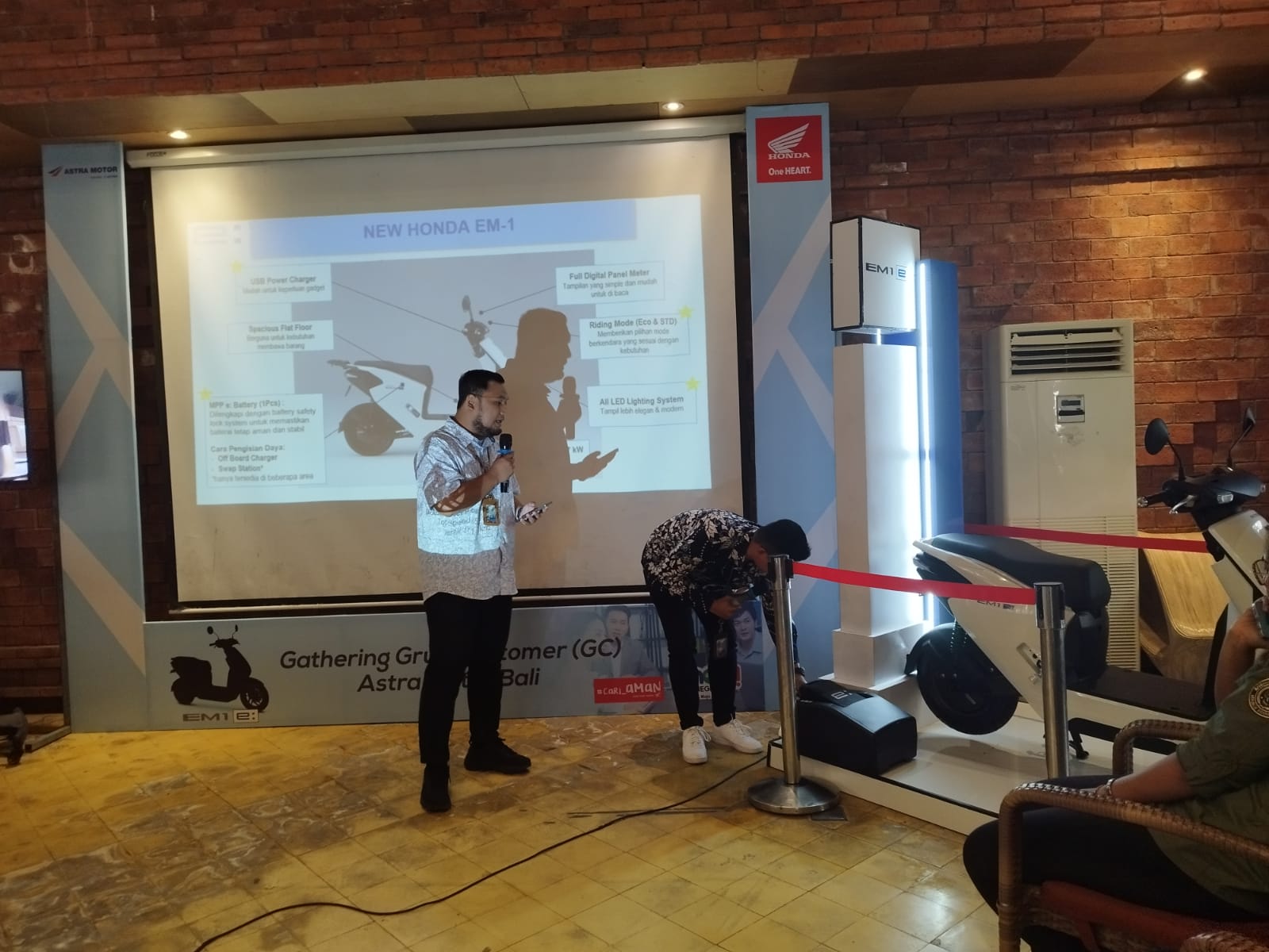Kenalkan Motor Listrik Astra Motor Bali Undang Grup Customer