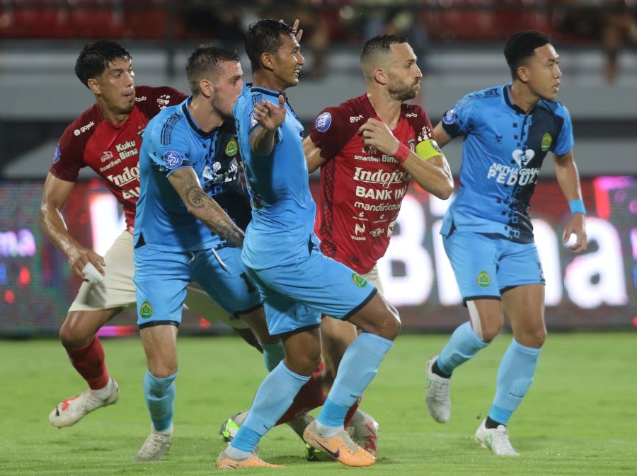 Penyerang Bali United  Ilija Spasojevic (dua dari kanan) dan elias Dolah (kiri) saat Bali United melaadeni  Persikabo (29/10/2023) lalu.