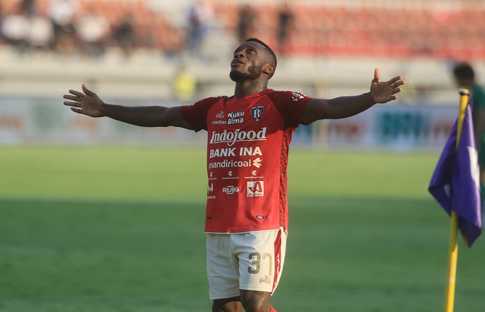 Privat Mbarga seusai cetak gol Bali United ke gawang Persebaya. Striker Timnas Kamboja ini melempem di Dewa United sehingga dipinjamkan ke Bhayangkara FC.