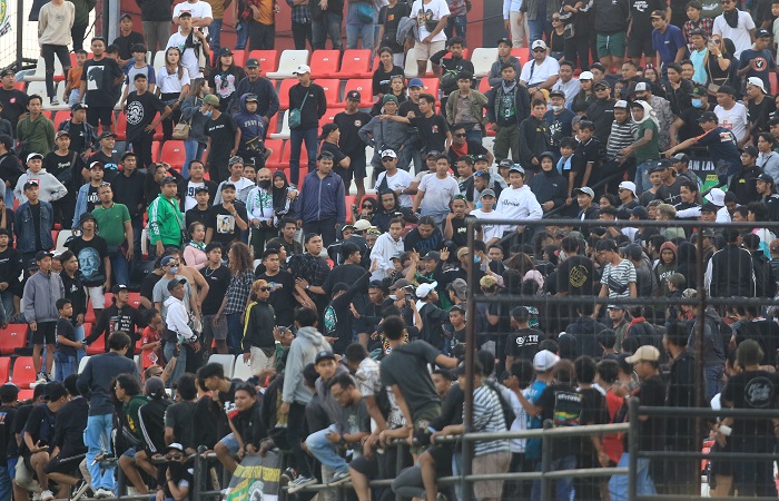 Suporter Persebaya, bonek sempat ricuh di tribun barat setelah tim kesayangan mereka kalah dari Bali United dengan skor 3-1 di stadion Dipta Gianyar.