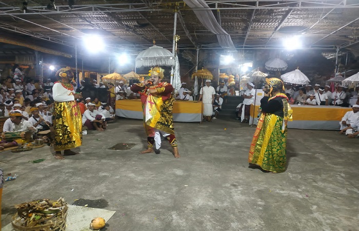 Pementasan tari gambuh dalam rangka piodalan di Pura Dalem Desa Adat Anturan.