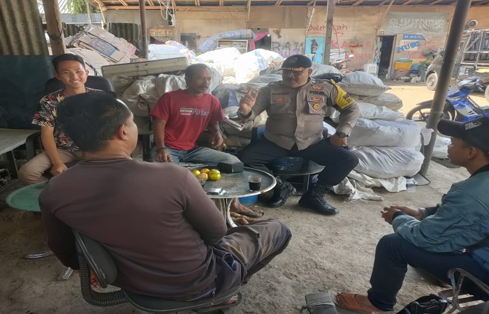 Bhabinkamtibmas Desa Singakerta, Ubud, Gianyar, Aiptu I Made Widastra saat betemu warga memberikan himbauan agar menjaga situasi tetap aman.