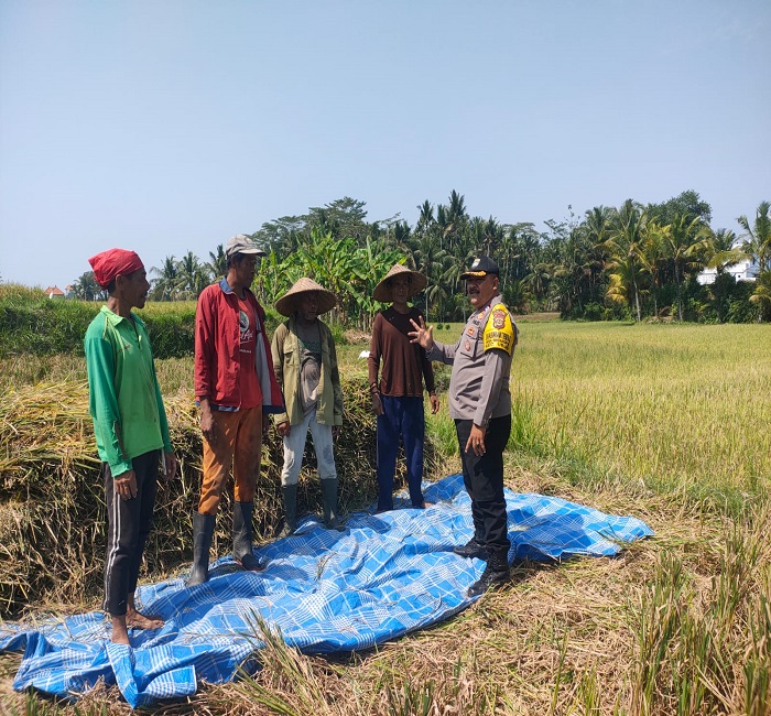 Bhabinkamtibmas menyambangi petani memberikan himbauan terait seringnya kebakaran.