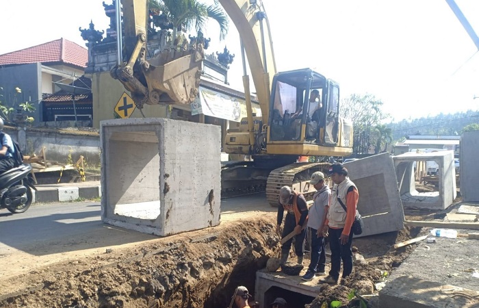 Pekerja saat melakukan pemasangan gorong-gorong pada proyek ruas jalan Susuan-Gelumpang belum lama ini.