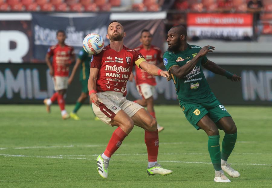 DUEL SERU:  Striker Bali United, Ilija Spasojevic (kiri) terlibat perebutan bola atas dengan pemain depan Persebaya Yohanes kandaimu (kanan) di Stadion Kapten Dipta Gianyar, (20/10/2023).