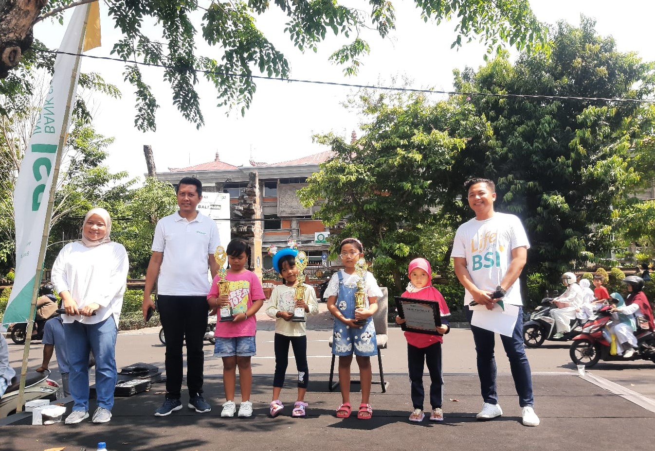 LITERASI KEUANGAN: Branch Manager BSI Kantor Cabang Denpasar, Angga Wahyuda Prawiros (dua dari kiri) foto bersama anak-anak pemenang lomba mewarnai di Car Free Day (22/10/2023).