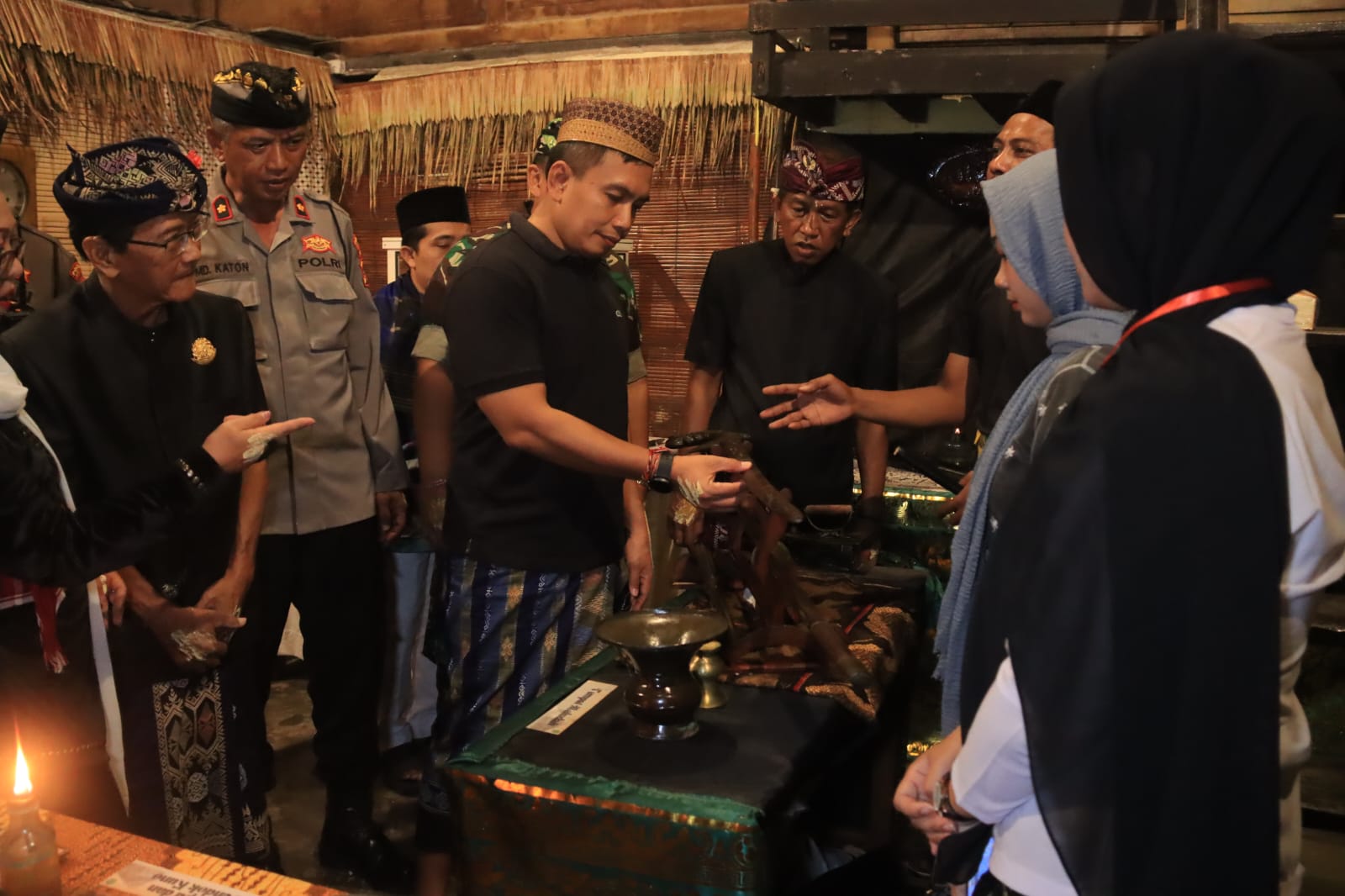 Wakil Bupati Jembrana I Gede Ngurah Patriana Krisna, saat melihat stand pusaka Loloan di festival dan foto tarian kolaborasi