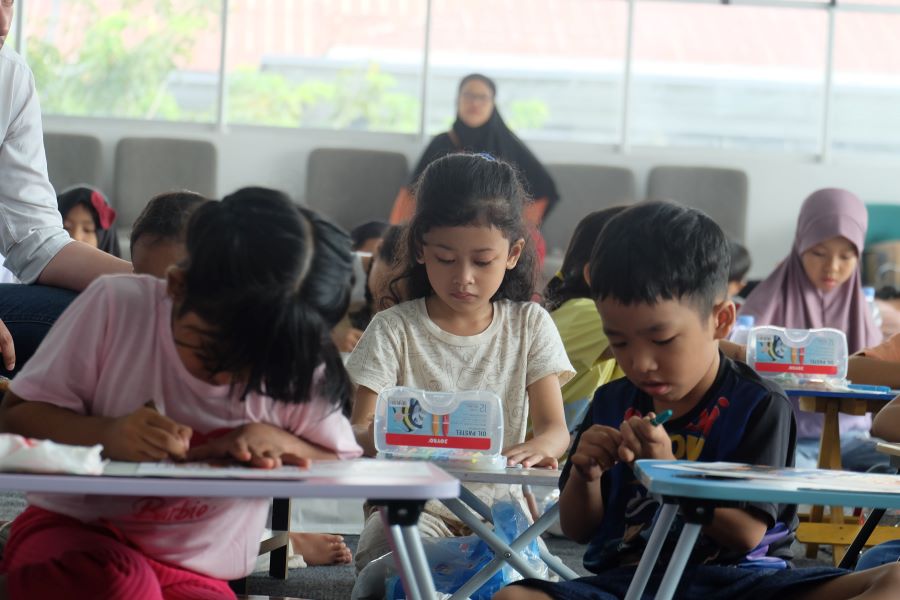 SERU: Suasana lomba mewarnai anak-anak di BSI Cabang Area Denpasar (22/10/2023)