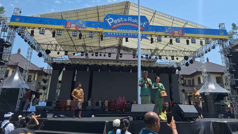 MOMEN UNJUK KEBOLEHAN : Penampilan fashion show yang diprakarsai DPMD Badung dalam rangka HUT Mangupura ke-14. (Ni Made Ari Rismaya Dewi/Radar Bali)