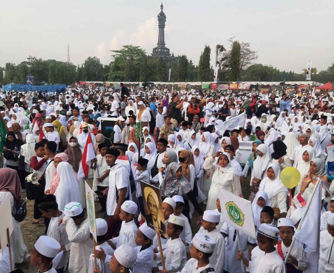 MENYEMUT: Puluhan ribu santri dan warga muslim se-Bali berkumpul dalam Kirab Hari Santri Nasional 2023 di Lapangan Niti Mandala Renon (22/10/2023).