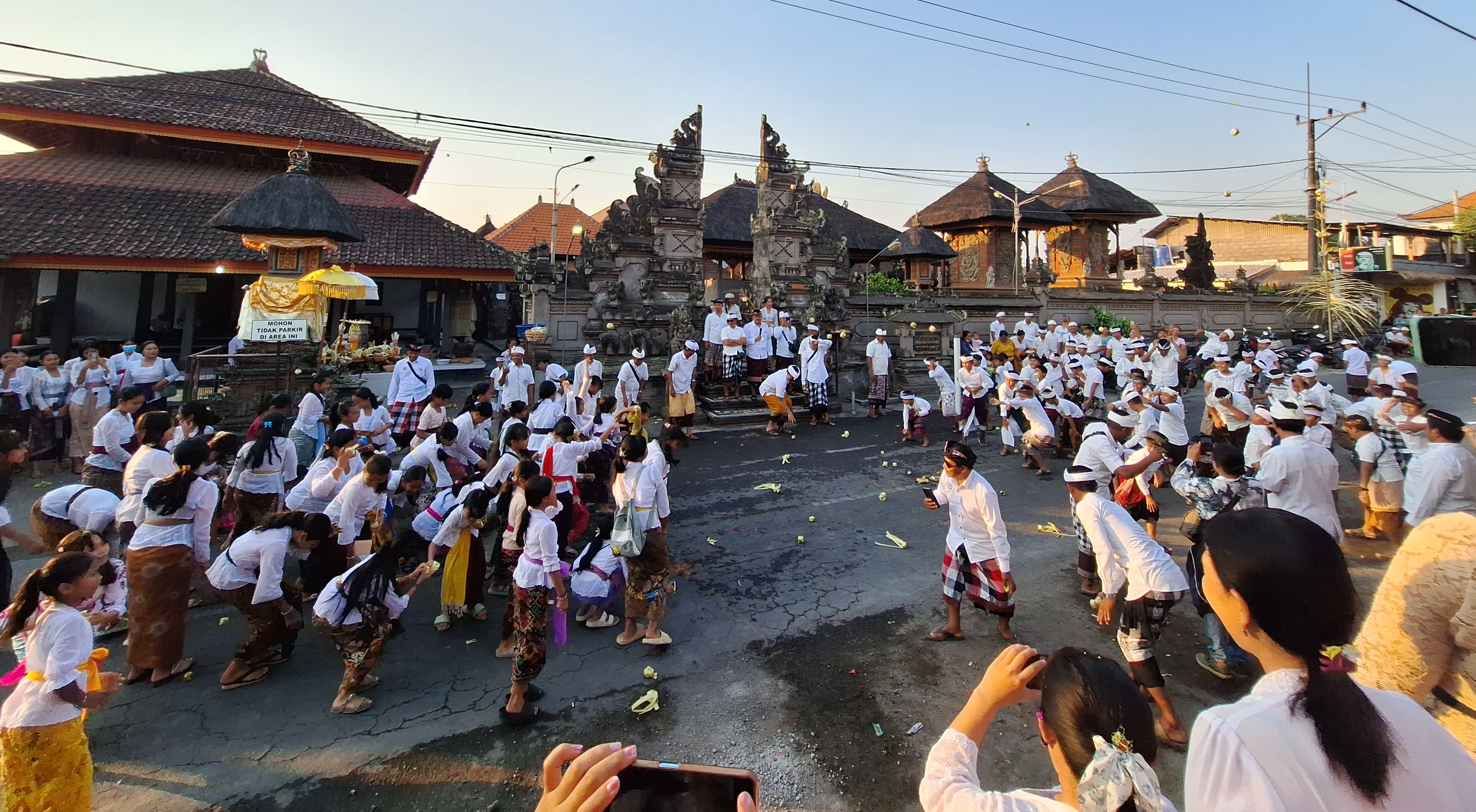 SEMANGAT : Tradisi Perang Gandu di Desa Adat Tumbak Bayuh. (Ni Made Ari Rismaya Dewi/Radar Bali)