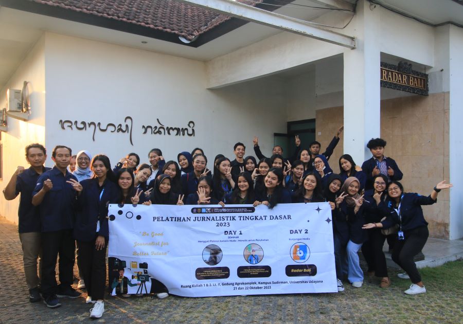 VISIT MEDIA: Para mahasiswa  peserta PJTD 2023 LPM Khlorofil Fakultas Pertanian Universitas Udayana foto bersama di kantor Jawa Pos Radar Bali (22/10/2023).