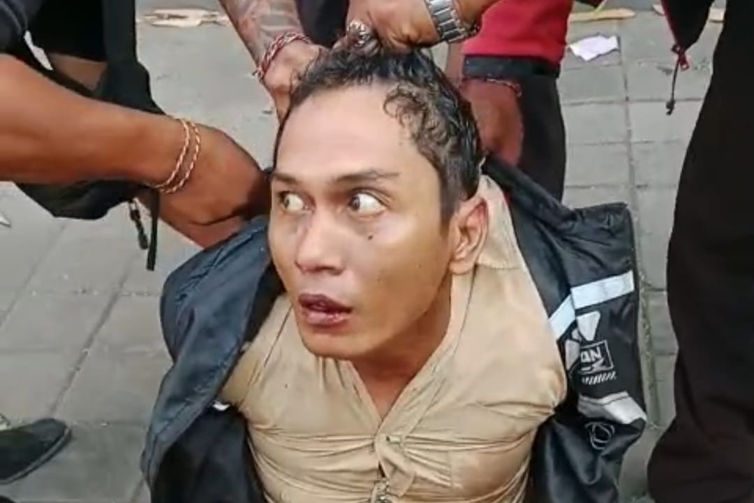 NYARIS BONYOK: KH, tersangka perampokan Money Changer di Tuba Kuta akhirnya ditetapkan tersangka dan ditahan di Mapolsek Kuta.