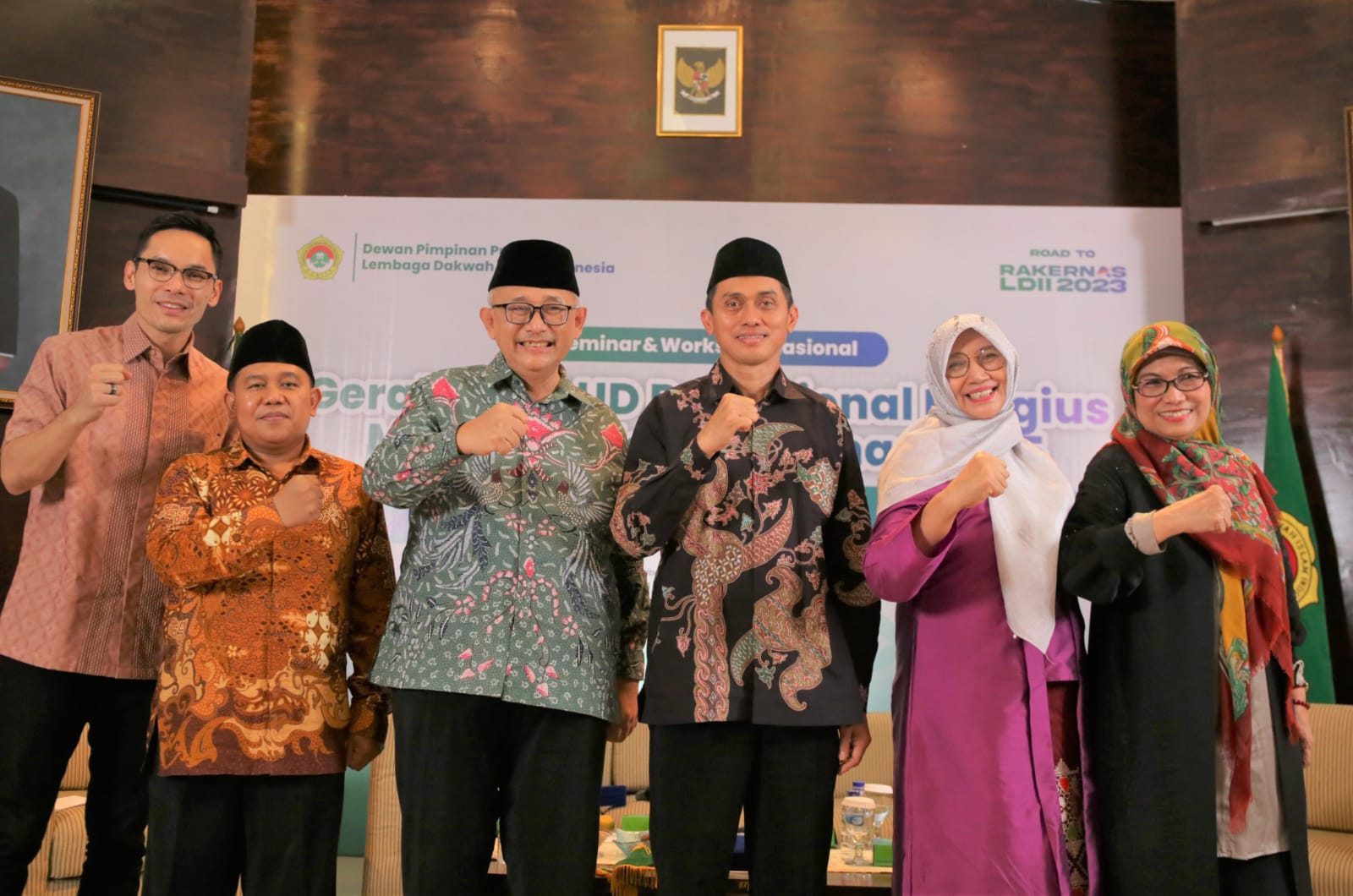 RELIGIUS: Selebritas Ben Kasyafani (kiri) bersama narasumber dan pengurus DPP LDII di Jakarta (21/10/2023).