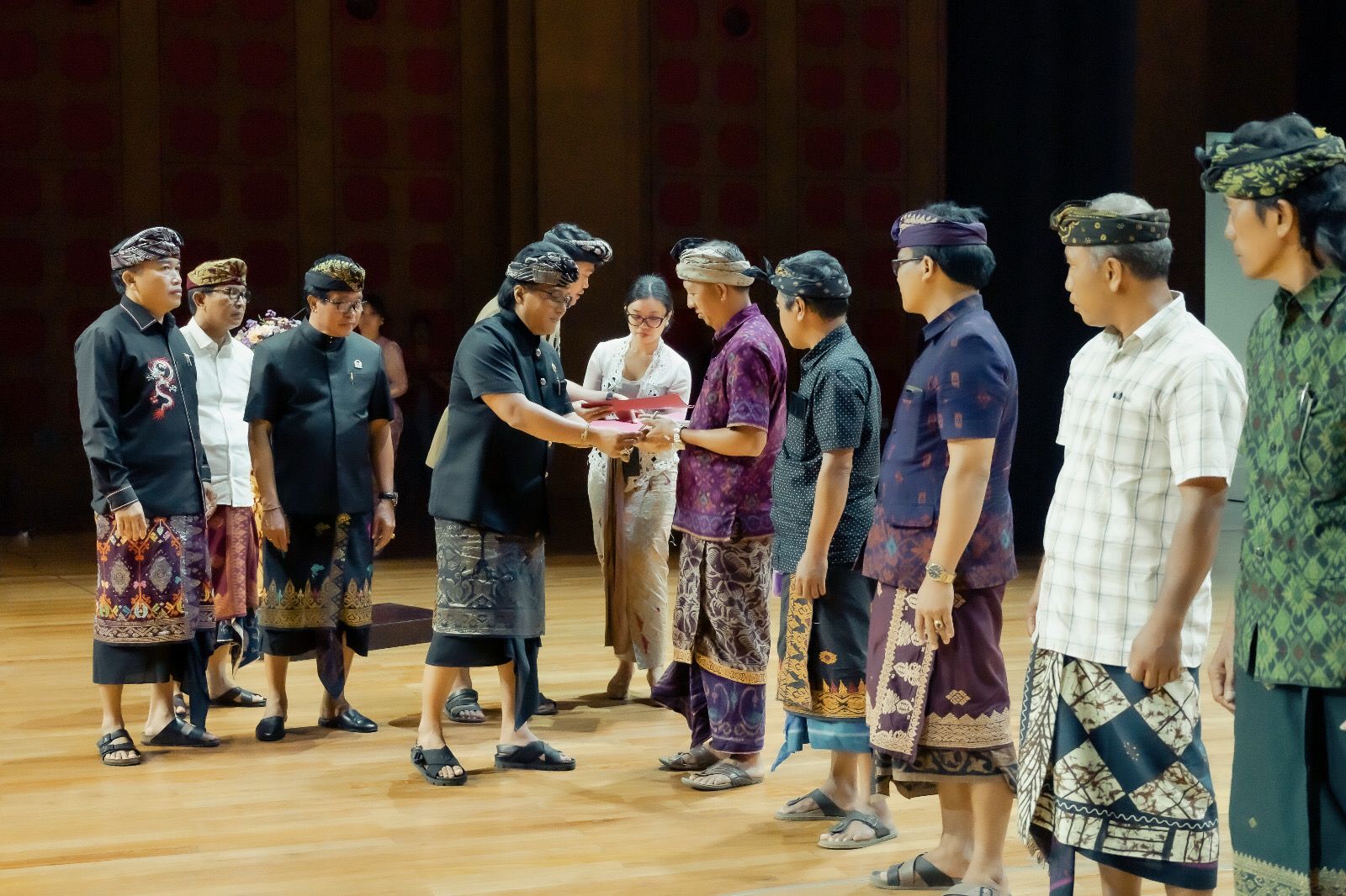 Bupati Giri Prasta menyerahkan hibah uang kepada Badan/Lembaga Nirlaba, Sukarela dan Sosial yang telah terdaftar di Balai Budaya Giri Nata Mandala Puspem Badung, Senin (23/10).