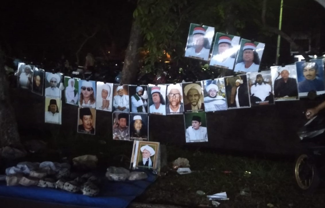 BERMACAM GAMBAR : Lapak pedagang gambar kyai, ulama, wali, di Lapangan Renon Nitimandala Minggu malam (22/10/2023). Ada gambar Habib Bahar bin Smith juga. (hari puspita/radarbali)