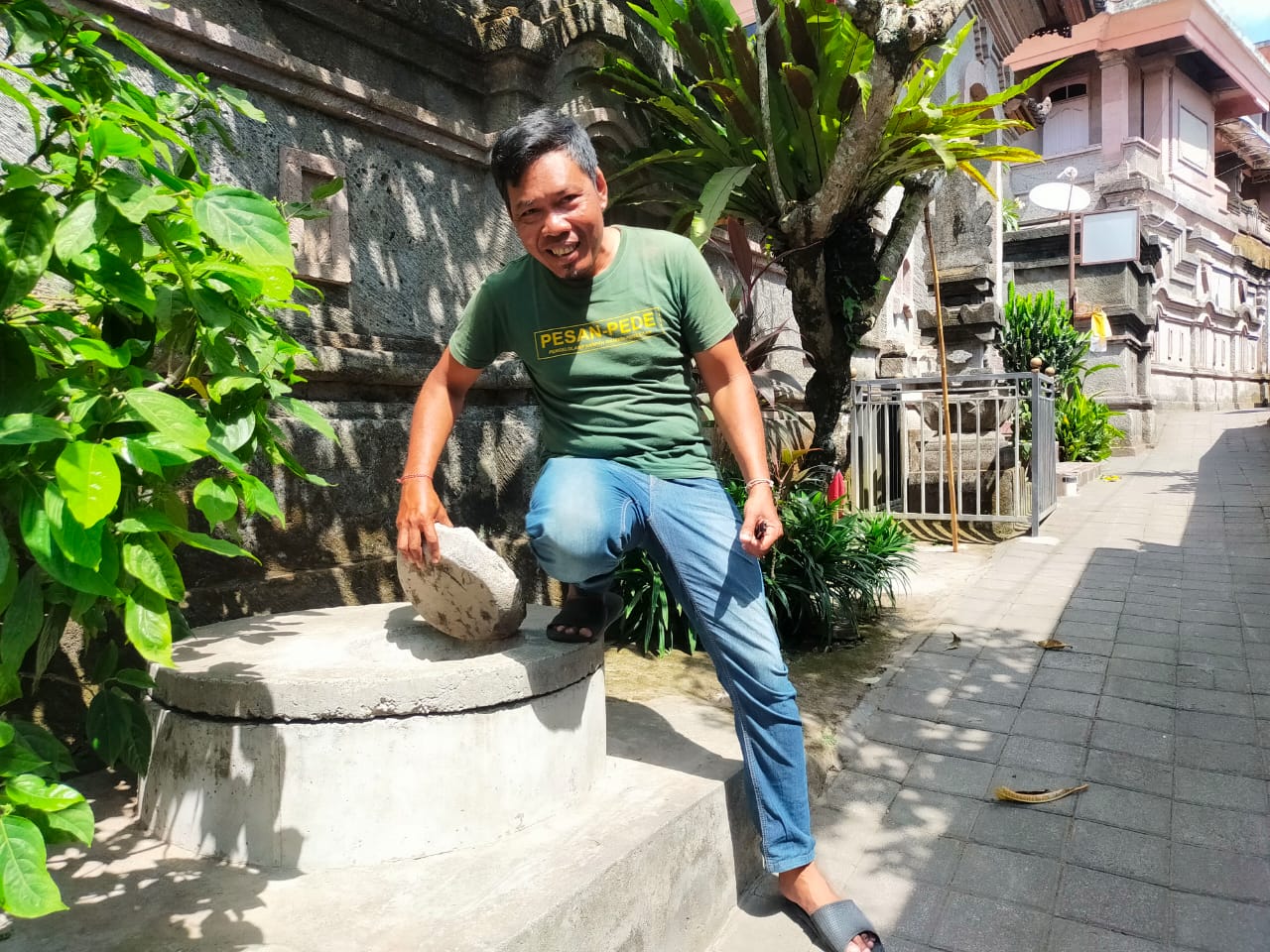 JADI CONTOH: Solusi penanggulangan sampah organik supaya tidak dibuang ke TPA dengan dibuatkan teba modern hasilnya bisa menjadi pupuk.