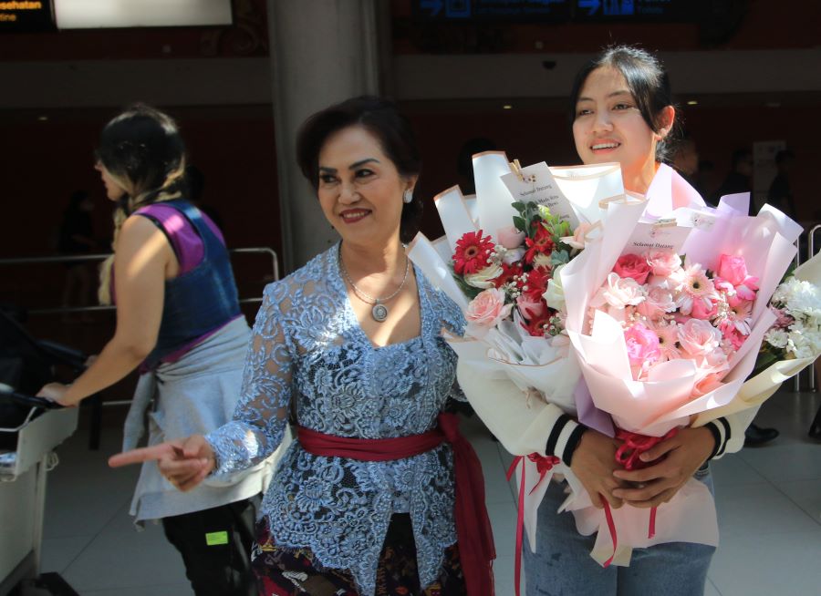 DISAMBUT BAHAGIA: Atlet panjat tebing terbaik Bali peraih emas Asian Game 2022 Hangzhou, Desak Made Rita Kusuma Dewi (kanan) saat baru tiba di bandara  I Gusti Ngurah Rai (10/10/2023) lalu.