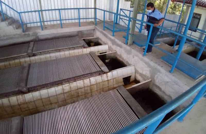 SEMAKIN MENGERING : Kondisi instalasi pengolahan air minum PDAM Kota Denpasar yang semakin minim stok airnya. (Foto: Adrian Suwanto/Radar Bali)