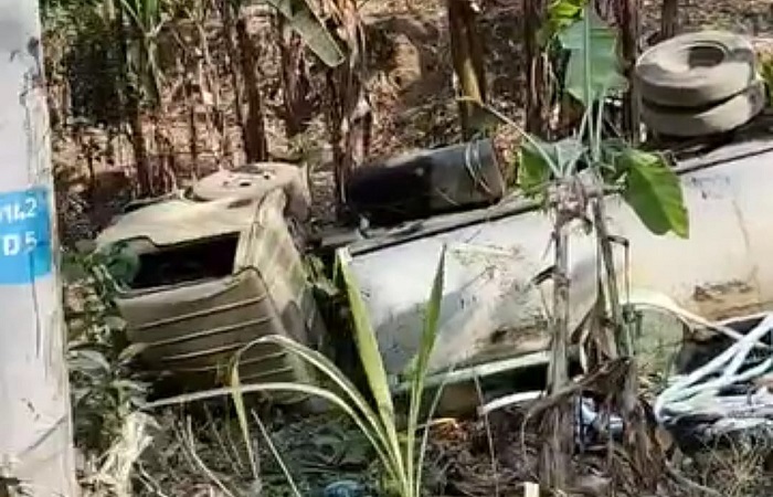 Truk tangki air minum terperosok ke jurang sedalam tiga meter di wilayah Bukit Lambuh, Desa Tianyar Tengah, Kecamatan Kubu.