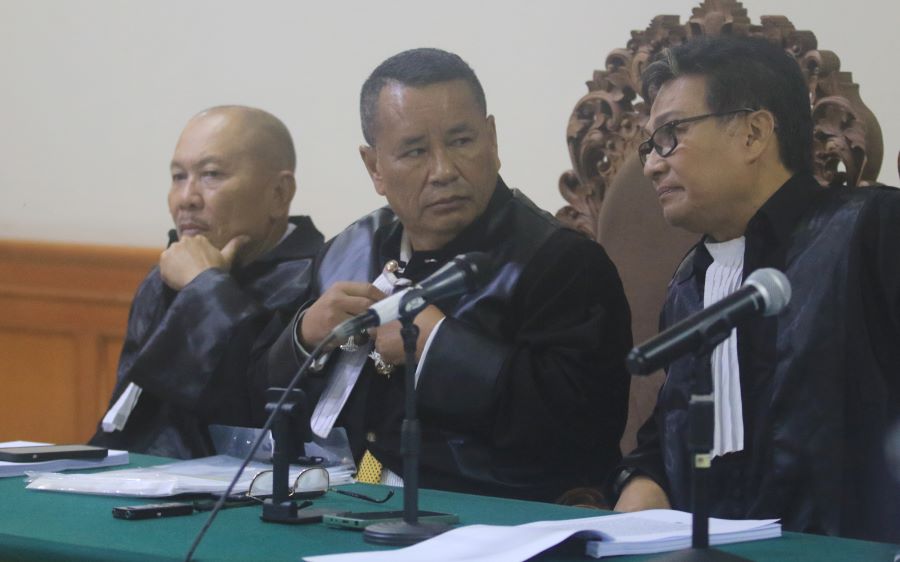 NOTA KEBERATAN: Tim kuasa hukum Rektor Unud yang dikoordinator Hotman Paris Hutapea (tengah) bakal mengajukan nota keberatan atas dakwaan jaksa.