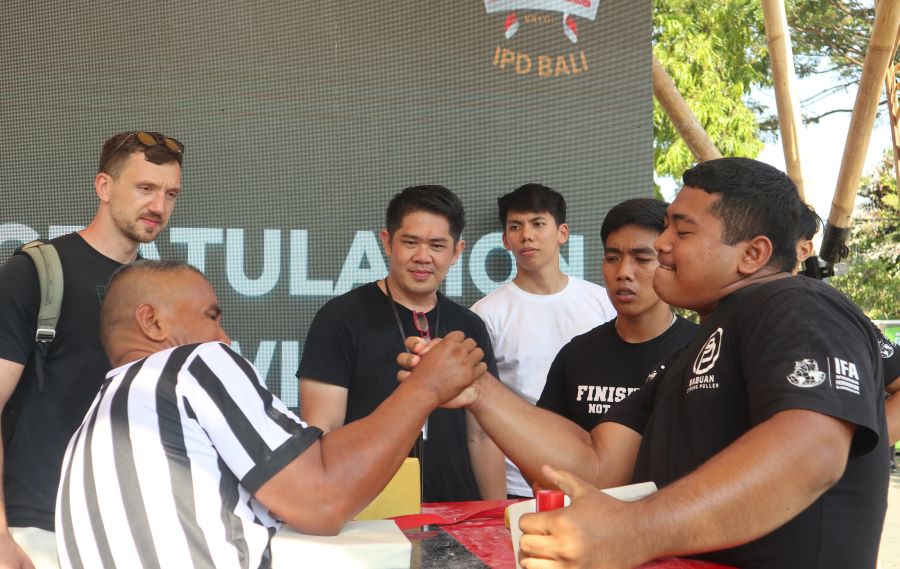 SERU: Peserta adu panco sedang mengerahkan tenaga dan kekuatan tangan untuk merobohkan lawan di turnamen adu panco di even Even D