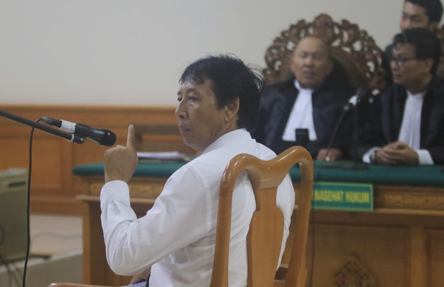 JADI PESAKITAN: Rektor Universitas Udayana Prof Antara saat menjalani sidang perdana di pengadilan tipikor Denpasar, 24 Oktober 2023.