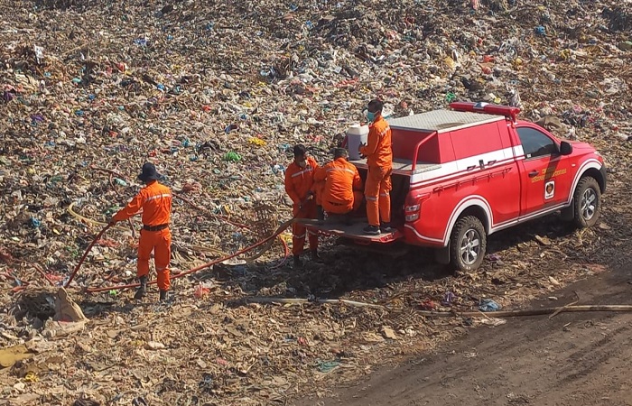 Penyemprotan air dan eco enzyme ke timbunan sampah di TPA Bengkala.