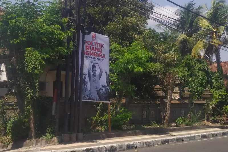 SEMPAT MENGHEBOHKAN : Baliho partai dipasang di pojok depan kantor bawaslu Jembrana, beberapa waktu lalu.(dok.radar bali)