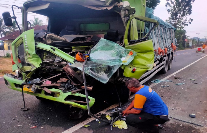 Truk ringsek setelah terjadi kecelakaan di Jalan Denpasar - Gilimanuk, Rabu (25/10).