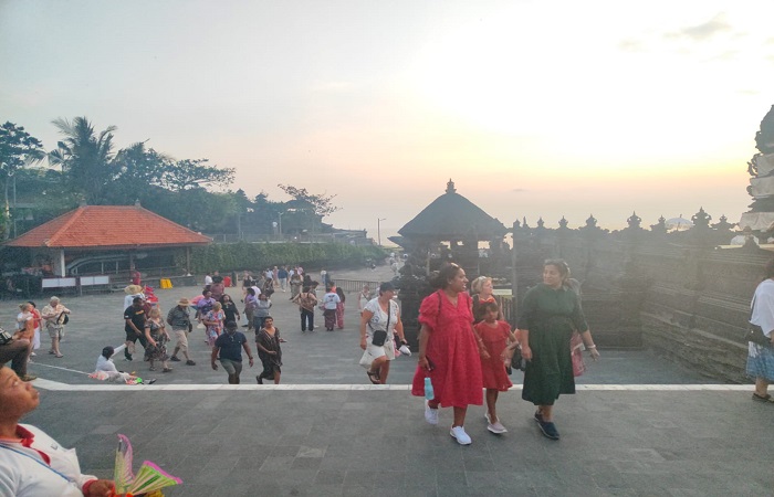 Wisatawan menikmati panorama alam keindahan DTW Tanah Lot, Desa Beraban, Kediri Tabanan.