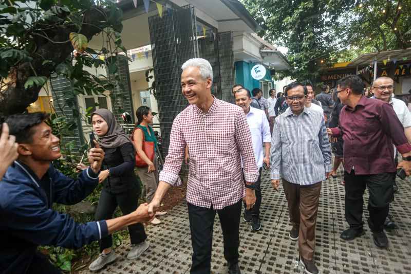 PUNYA JALUR NU : Pasangan Ganjar Pranowo dan Mahfud MD saat bertemu dengan seniman, tokoh masyarakat dan pemuda di Kala di Kalijaga, Kawasan Blok M, Jakarta. (MIFTAHUL HAYAT/JAWAPOS)