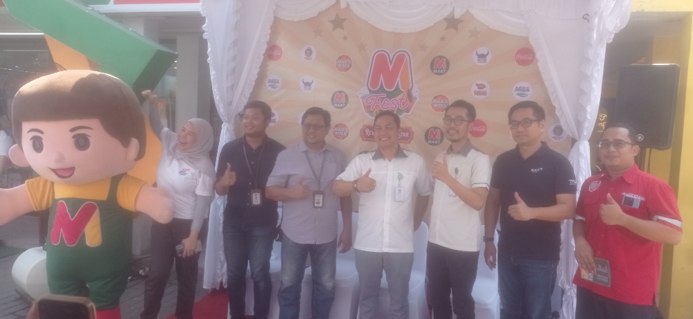 APRESIASI PELANGGAN: Deputi Direktur PT Global Retailindo Pratama (M Mart) I Gusti Lanang Ngurah Biasama (tengah) bersama sponsor, Rabu (25/10/2023). (Rosihan Anwar/Radar Bali)