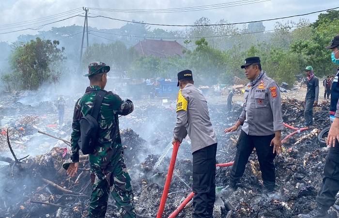 Kebakaran Tempat Pemrosesan Akhir (TPA) kembali lagi terjadi di Provinsi Bali. Petugas gabungan berupaya memadamkan api.