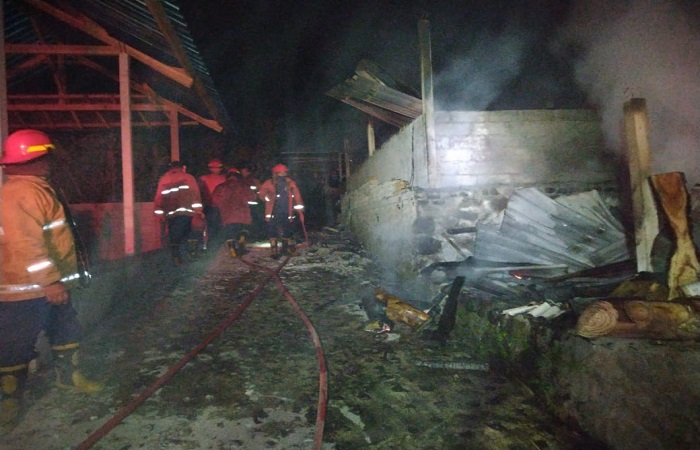 Petugas pemadam kebakaran saat melakukan pemadaman api yang melahap bangunan dapur dan kamar mandi di Banjar Dinas Ancut, Desa Sebudi, Kecamatan Selat, Selasa malam (24/10).